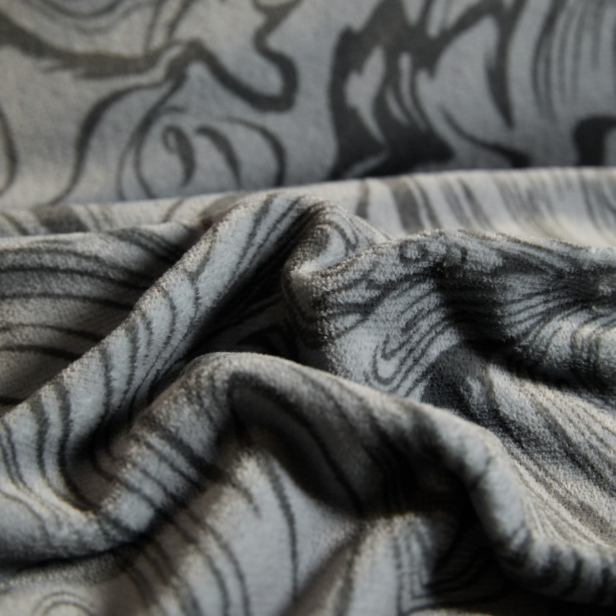 91家纺网 家纺一手货源 找家纺 新方向 2025新款240克全消光数码印花牛奶绒四件套床盖款-云杉 云杉-爵士灰