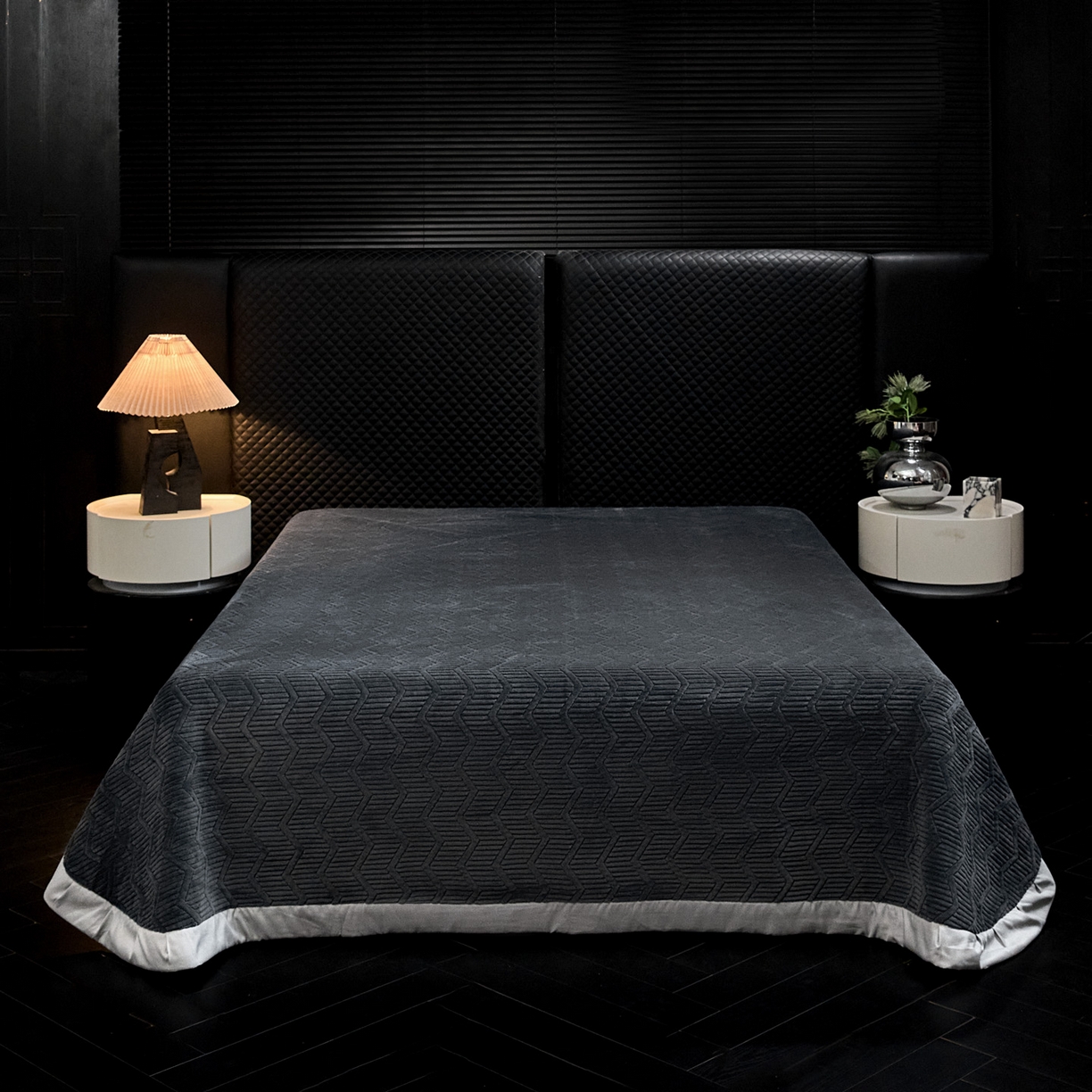 91家纺网 家纺一手货源 找家纺 新方向 2025新款240克全消光数码印花牛奶绒四件套床盖款-云杉 云杉-爵士灰