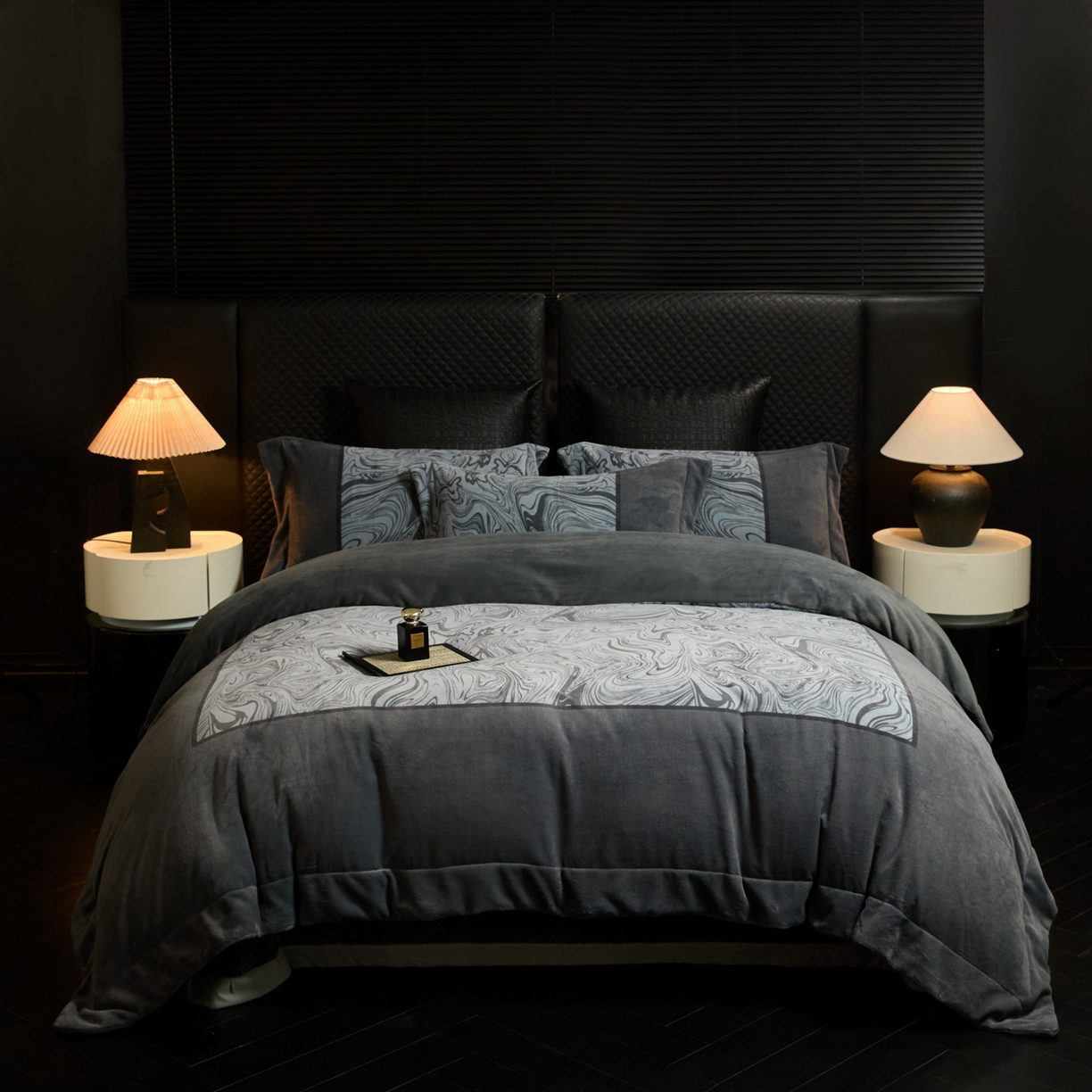 91家纺网 家纺一手货源 找家纺 新方向 2025新款240克全消光数码印花牛奶绒四件套床盖款-云杉 云杉-爵士灰