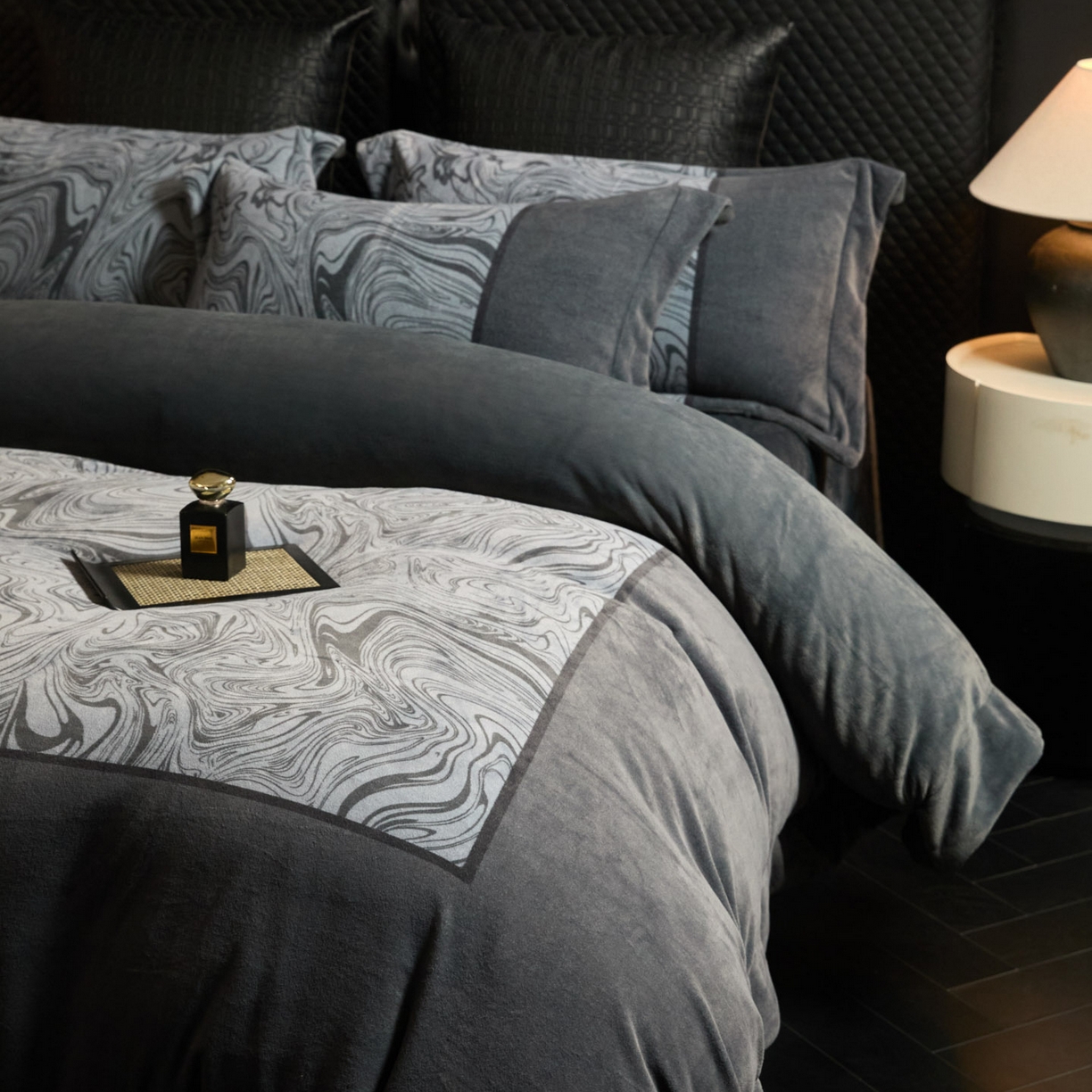 91家纺网 家纺一手货源 找家纺 新方向 2025新款240克全消光数码印花牛奶绒四件套床盖款-云杉 云杉-爵士灰