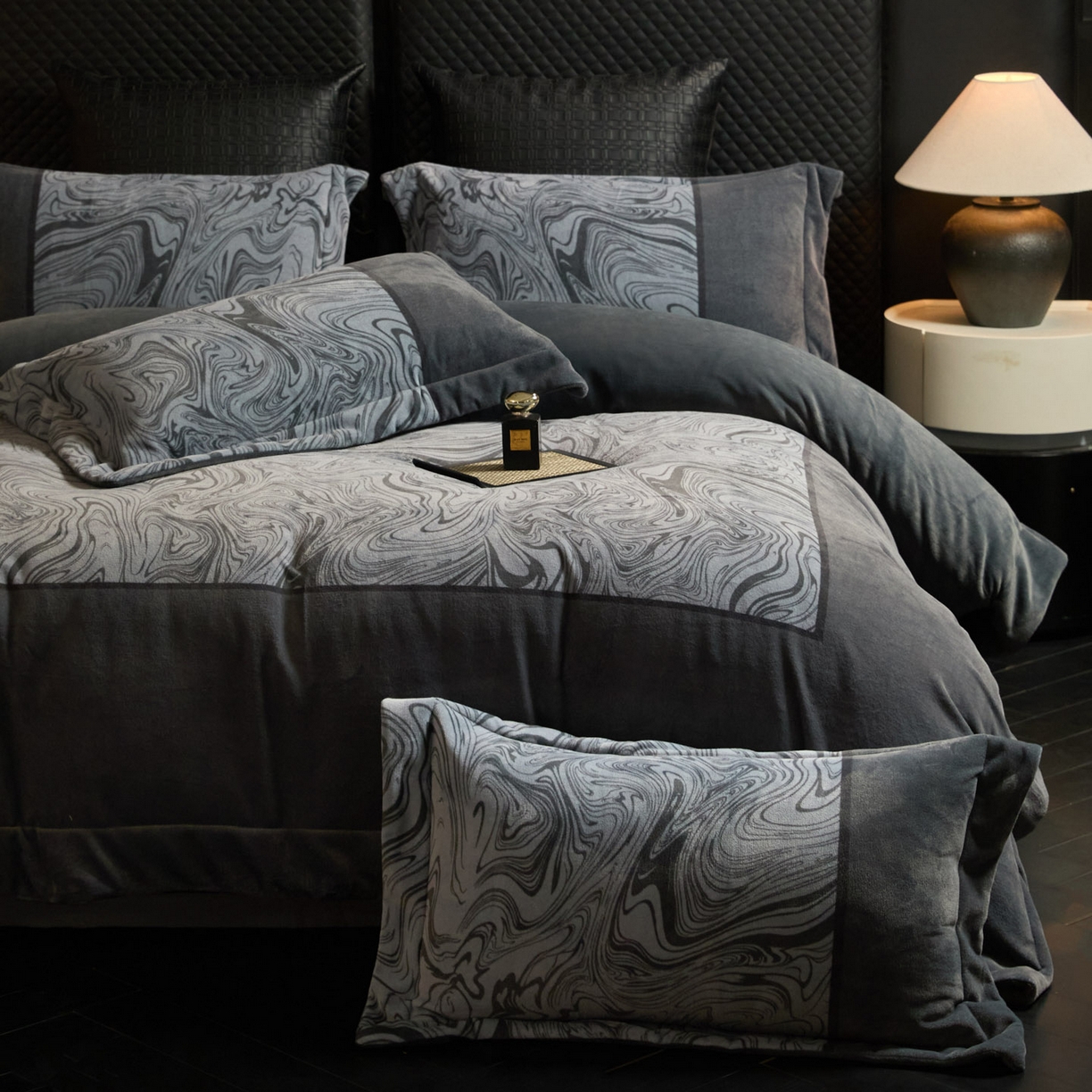 91家纺网 家纺一手货源 找家纺 新方向 2025新款240克全消光数码印花牛奶绒四件套床盖款-云杉 云杉-爵士灰