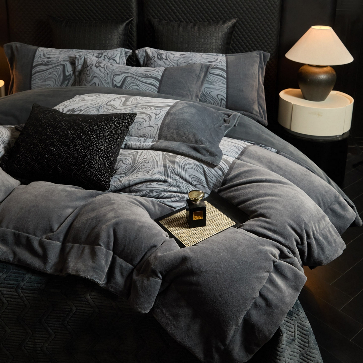 91家纺网 家纺一手货源 找家纺 新方向 2025新款240克全消光数码印花牛奶绒四件套床盖款-云杉 云杉-爵士灰