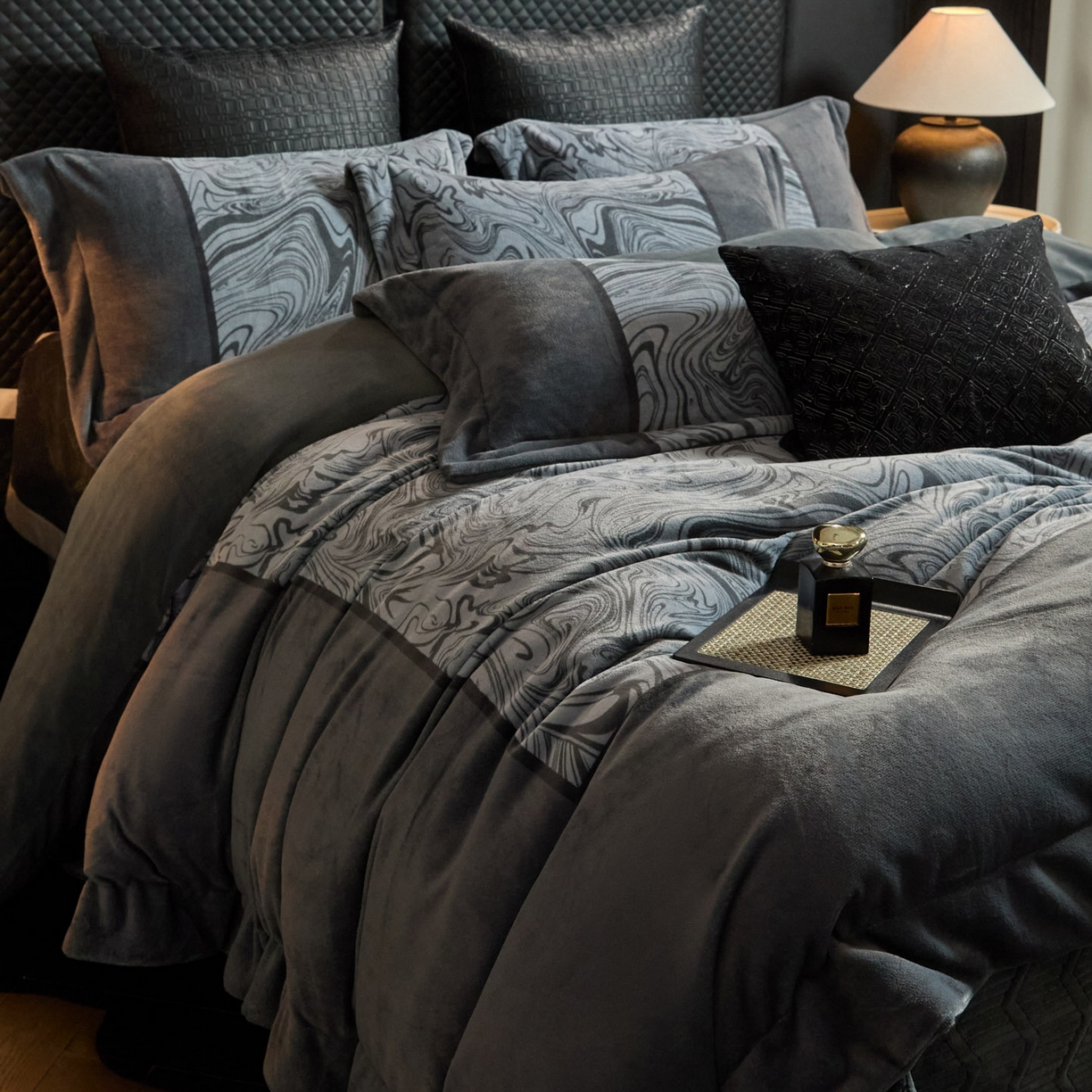 91家纺网 家纺一手货源 找家纺 新方向 2025新款240克全消光数码印花牛奶绒四件套床盖款-云杉 云杉-爵士灰