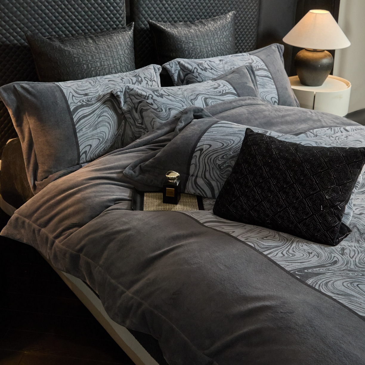 91家纺网 家纺一手货源 找家纺 新方向 2025新款240克全消光数码印花牛奶绒四件套床盖款-云杉 云杉-爵士灰