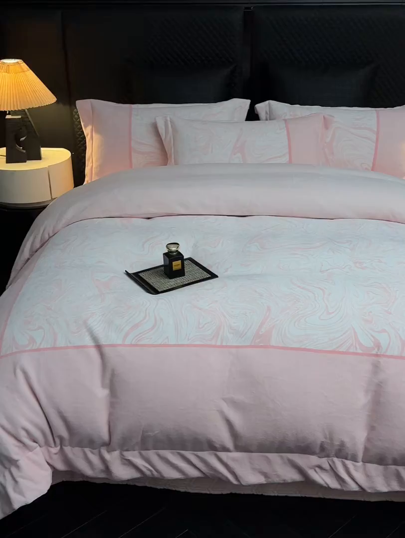 91家纺网 家纺一手货源 找家纺 新方向 2025新款240克全消光数码印花牛奶绒四件套床盖款-云杉 云杉-蔷薇粉