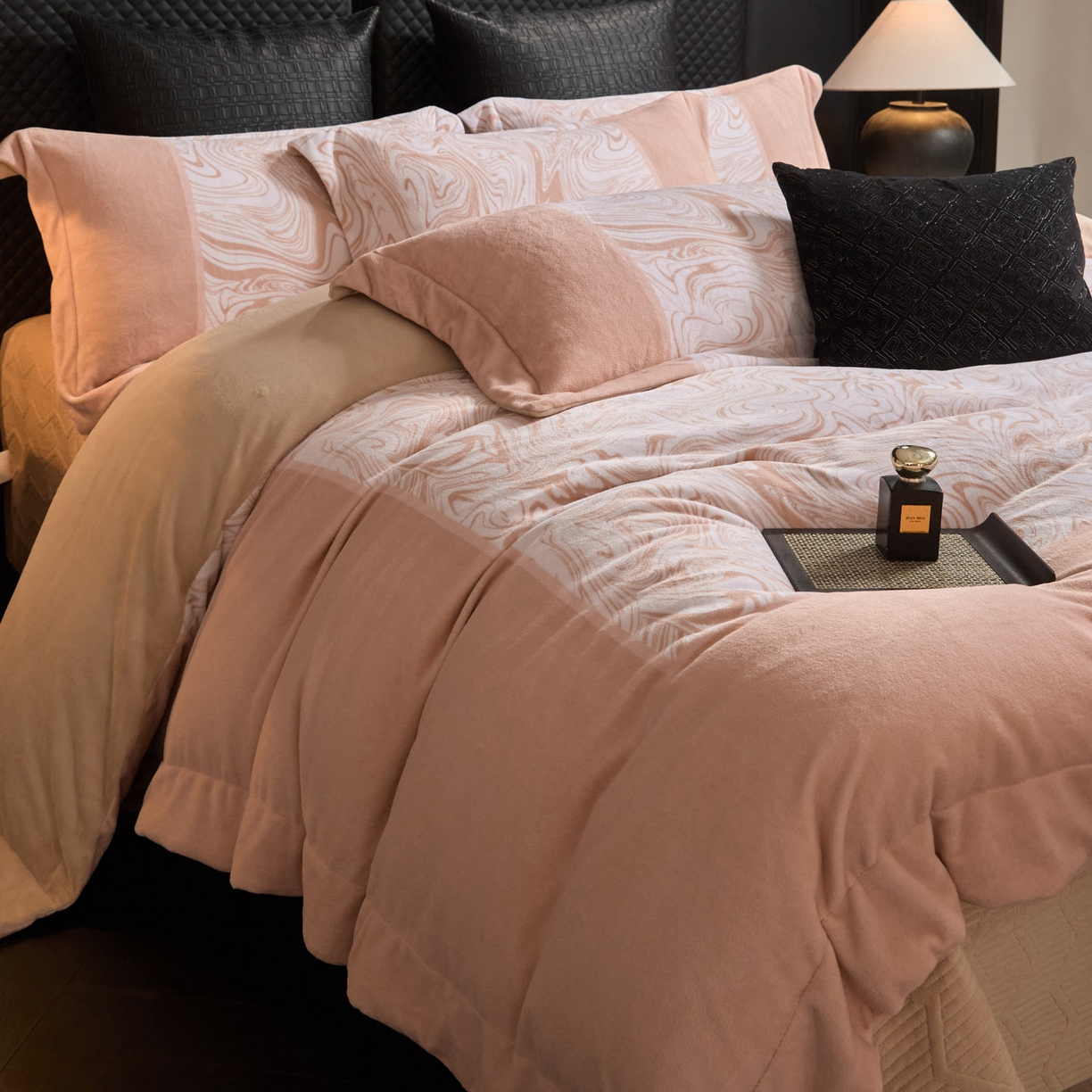 91家纺网 家纺一手货源 找家纺 新方向 2025新款240克全消光数码印花牛奶绒四件套床盖款-云杉 云杉-香槟