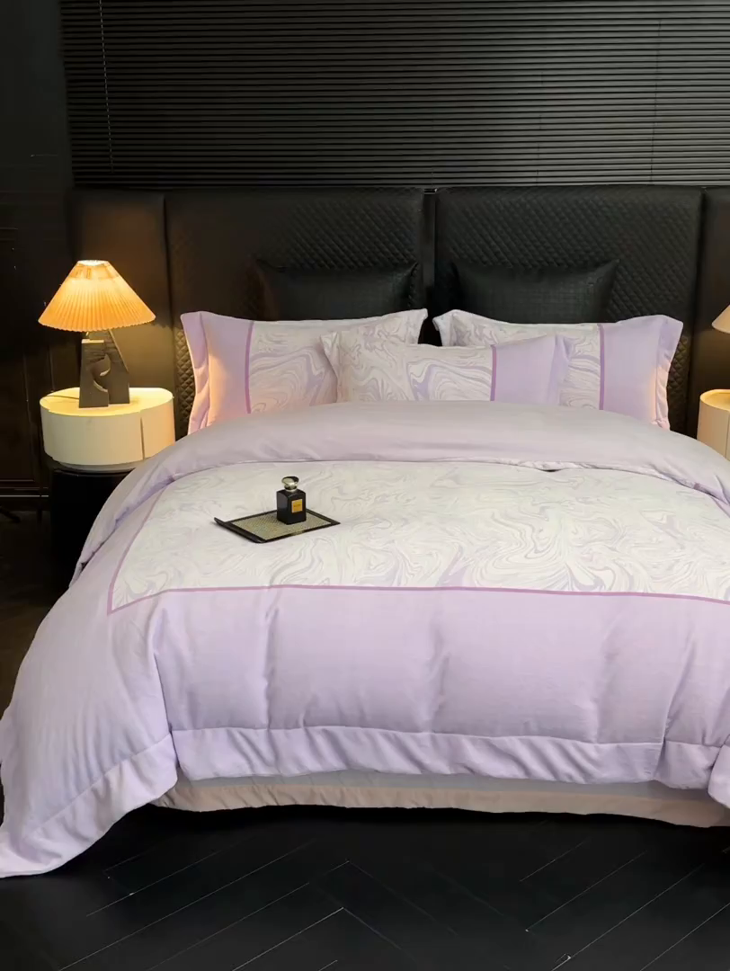 91家纺网 家纺一手货源 找家纺 新方向 2025新款240克全消光数码印花牛奶绒四件套床盖款-云杉 云杉-魅紫