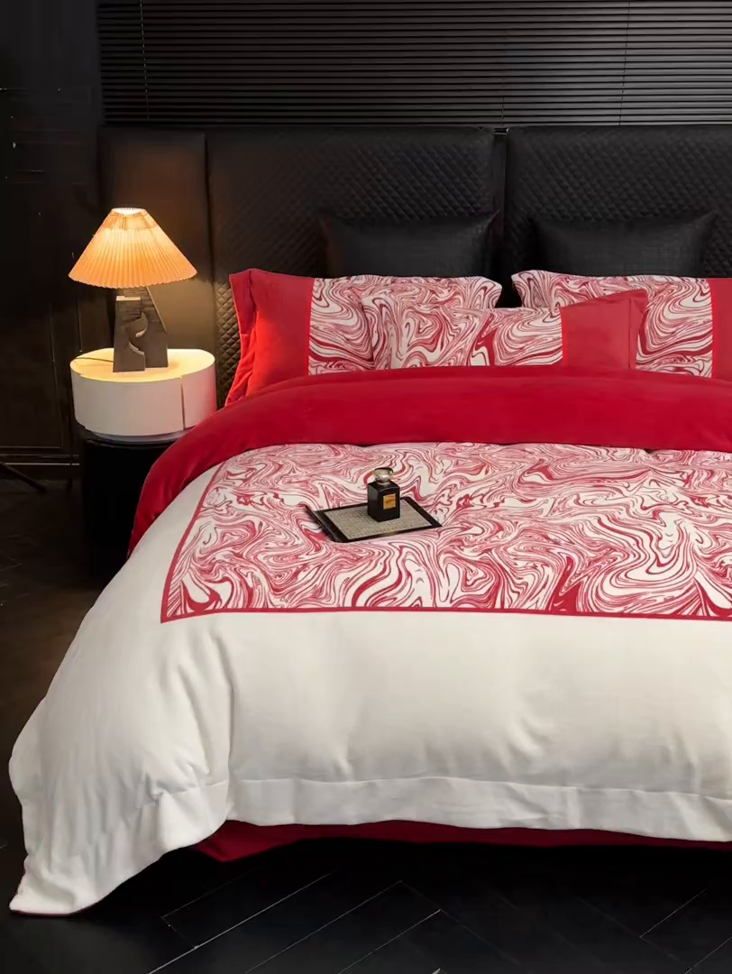 91家纺网 家纺一手货源 找家纺 新方向 2025新款240克全消光数码印花牛奶绒四件套床盖款-云杉 云杉-洋酒红