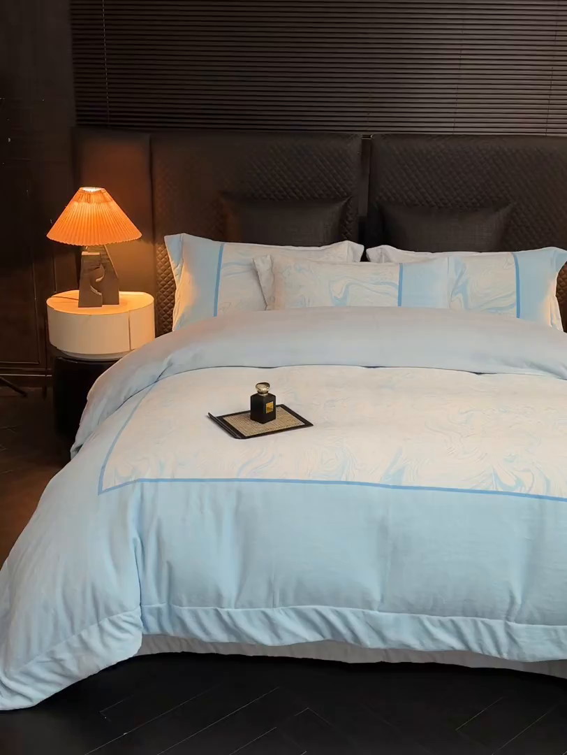 91家纺网 家纺一手货源 找家纺 新方向 2025新款240克全消光数码印花牛奶绒四件套床盖款-云杉 云杉-星月蓝