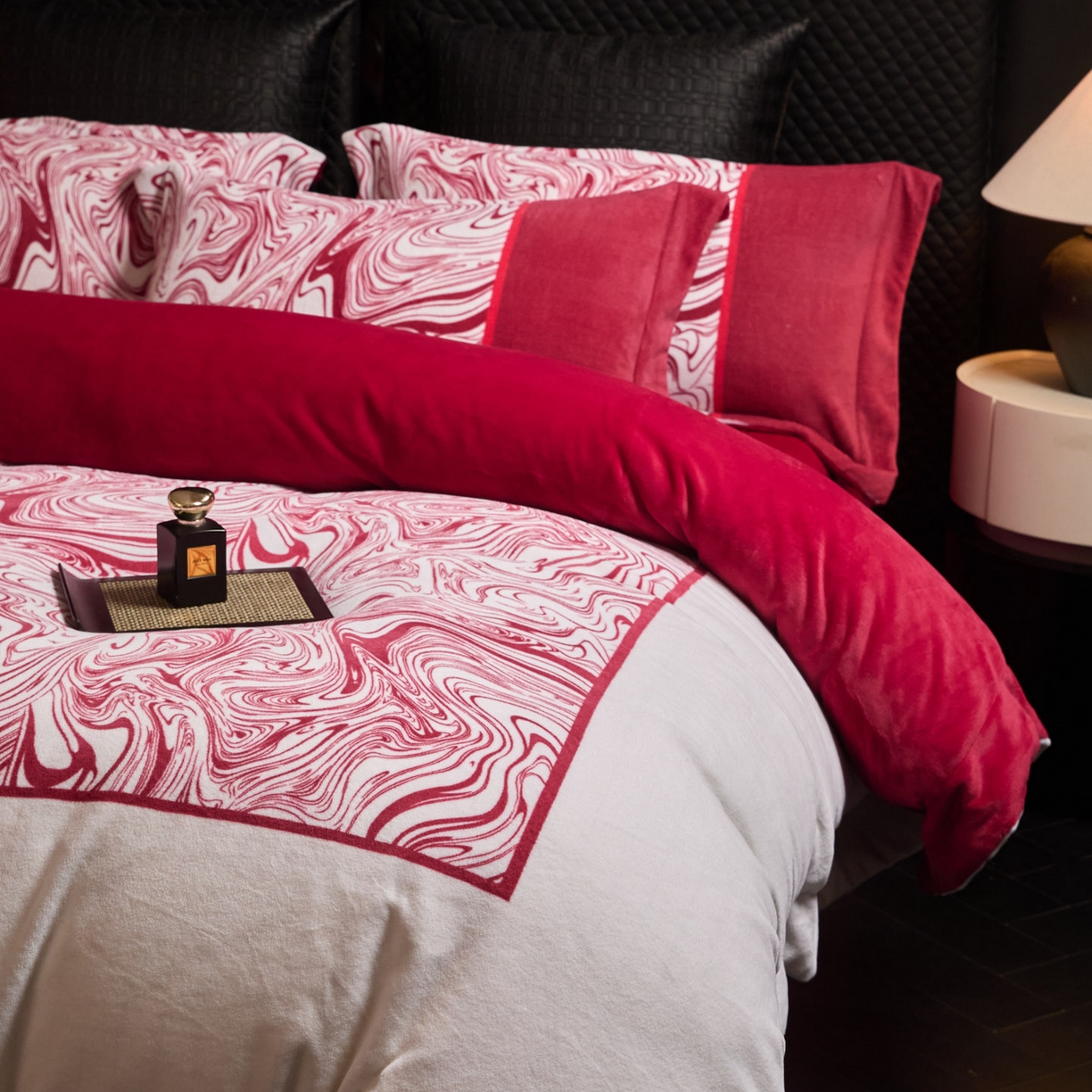 91家纺网 家纺一手货源 找家纺 新方向 2025新款240克全消光数码印花牛奶绒四件套床盖款-云杉 云杉-洋酒红