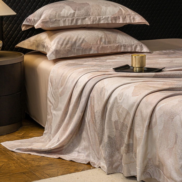 91家纺网 家纺一手货源 找家纺 梵克保罗 2025秋冬新款银丝提花加数码印花四件套 夏洛特-粉黛玉