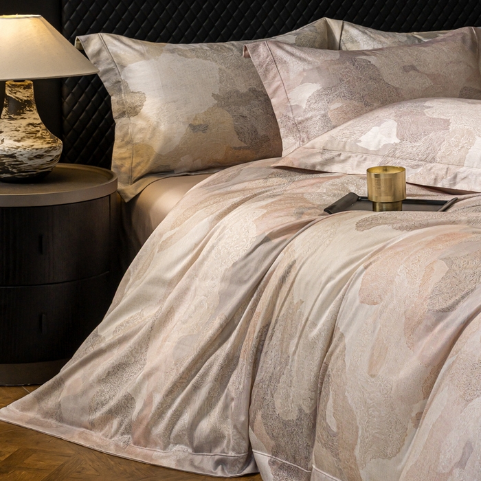 91家纺网 家纺一手货源 找家纺 梵克保罗 2025秋冬新款银丝提花加数码印花四件套 夏洛特-粉黛玉