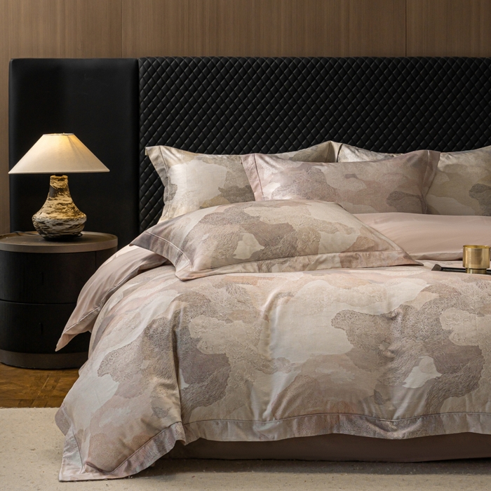 91家纺网 家纺一手货源 找家纺 梵克保罗 2025秋冬新款银丝提花加数码印花四件套 夏洛特-粉黛玉