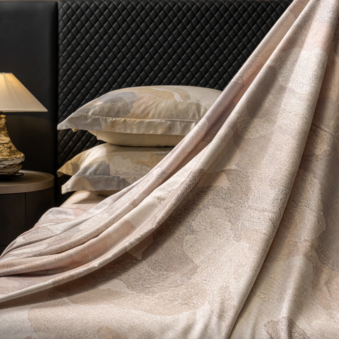 91家纺网 家纺一手货源 找家纺 梵克保罗 2025秋冬新款银丝提花加数码印花四件套 夏洛特-粉黛玉