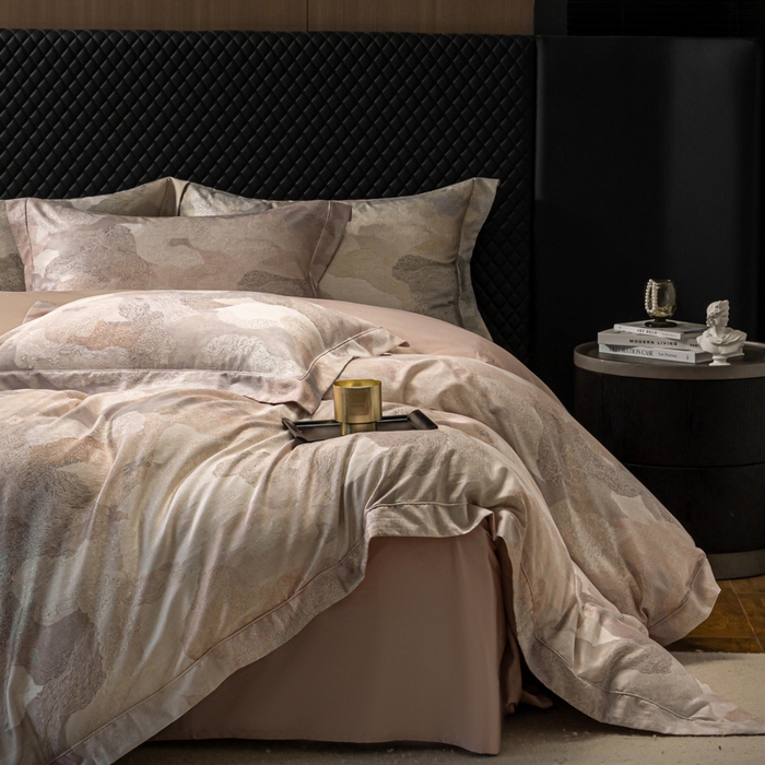 91家纺网 家纺一手货源 找家纺 梵克保罗 2025秋冬新款银丝提花加数码印花四件套 夏洛特-粉黛玉