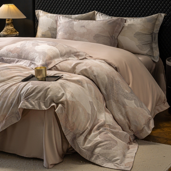 91家纺网 家纺一手货源 找家纺 梵克保罗 2025秋冬新款银丝提花加数码印花四件套 夏洛特-粉黛玉