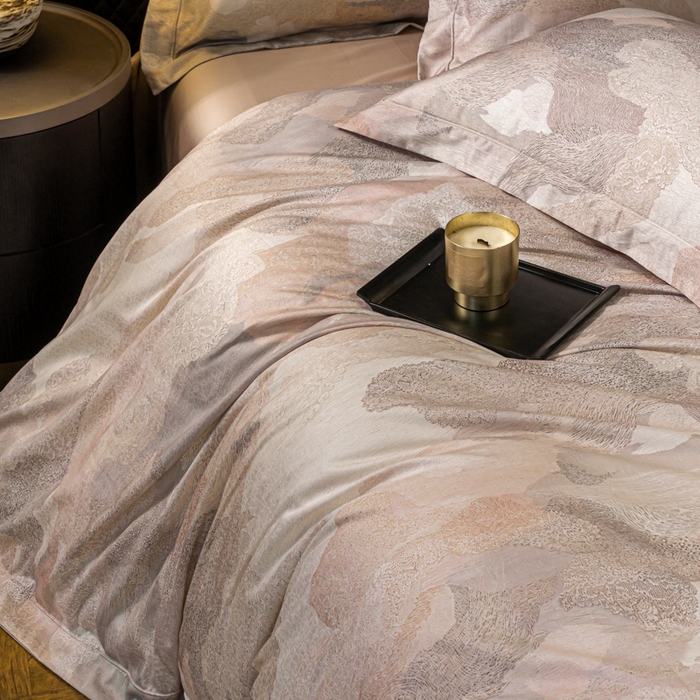 91家纺网 家纺一手货源 找家纺 梵克保罗 2025秋冬新款银丝提花加数码印花四件套 夏洛特-粉黛玉