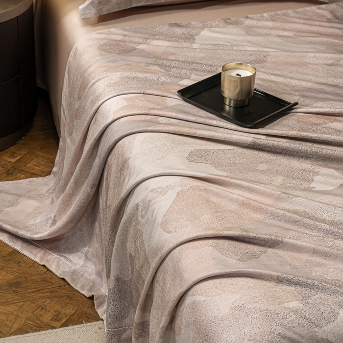 91家纺网 家纺一手货源 找家纺 梵克保罗 2025秋冬新款银丝提花加数码印花四件套 夏洛特-粉黛玉