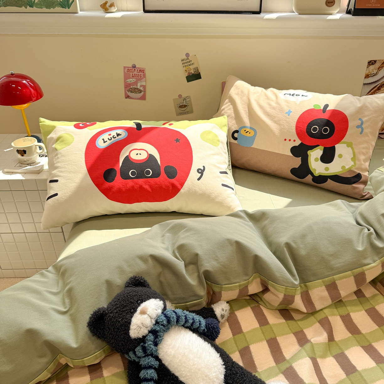 91家纺网 家纺一手货源 找家纺 珺柔家纺 2025新款数码印花枕套全棉磨毛毛巾绣卡通四件套 苹果小小猫