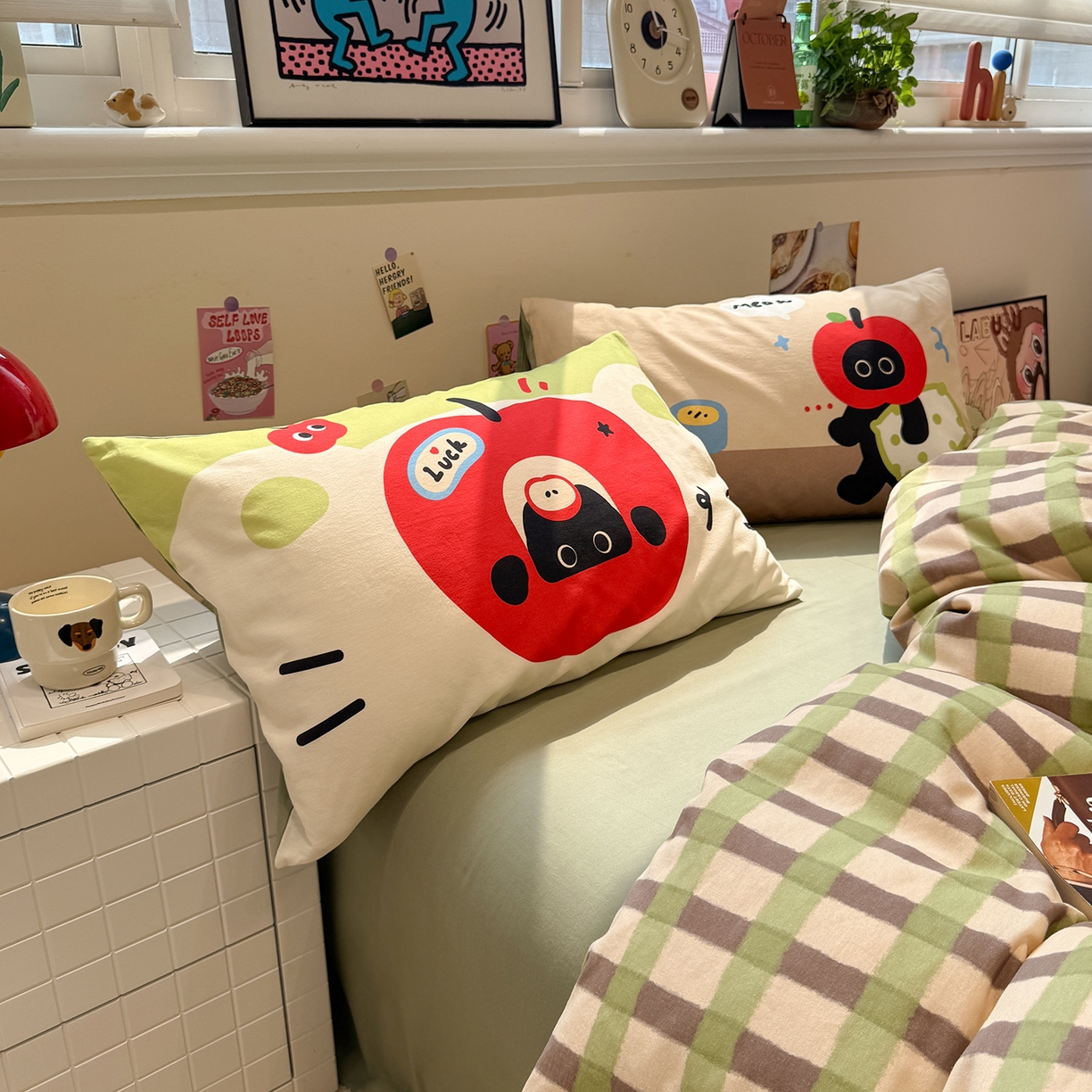 91家纺网 家纺一手货源 找家纺 珺柔家纺 2025新款数码印花枕套全棉磨毛毛巾绣卡通四件套 苹果小小猫