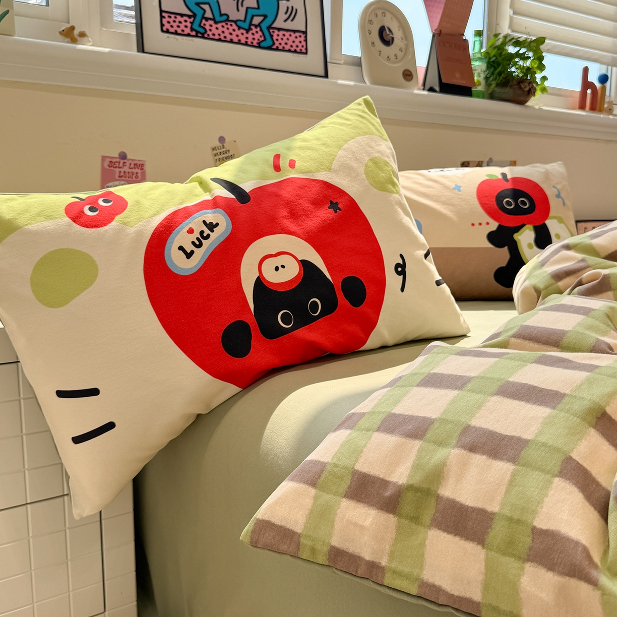 91家纺网 家纺一手货源 找家纺 珺柔家纺 2025新款数码印花枕套全棉磨毛毛巾绣卡通四件套 苹果小小猫