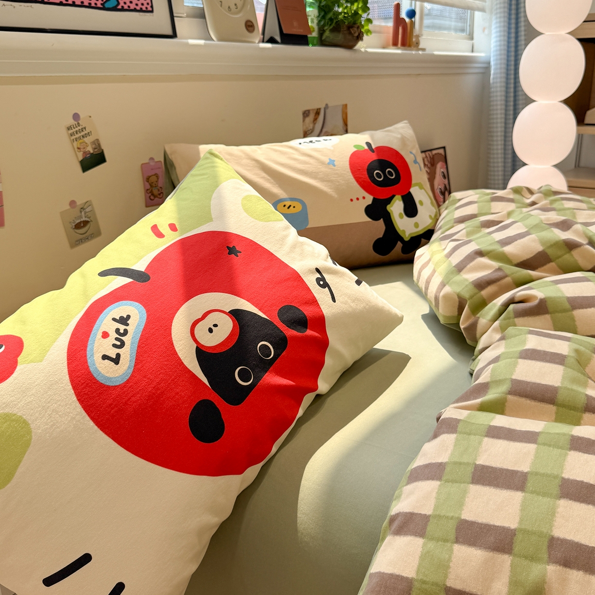 91家纺网 家纺一手货源 找家纺 珺柔家纺 2025新款数码印花枕套全棉磨毛毛巾绣卡通四件套 苹果小小猫