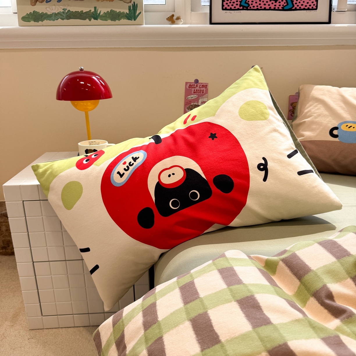 91家纺网 家纺一手货源 找家纺 珺柔家纺 2025新款数码印花枕套全棉磨毛毛巾绣卡通四件套 苹果小小猫