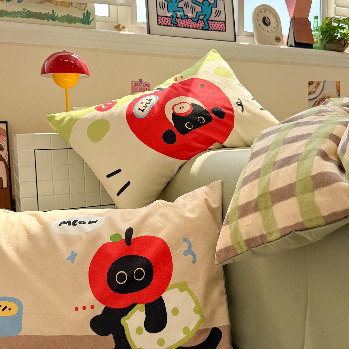 91家纺网 家纺一手货源 找家纺 珺柔家纺 2025新款数码印花枕套全棉磨毛毛巾绣卡通四件套 苹果小小猫