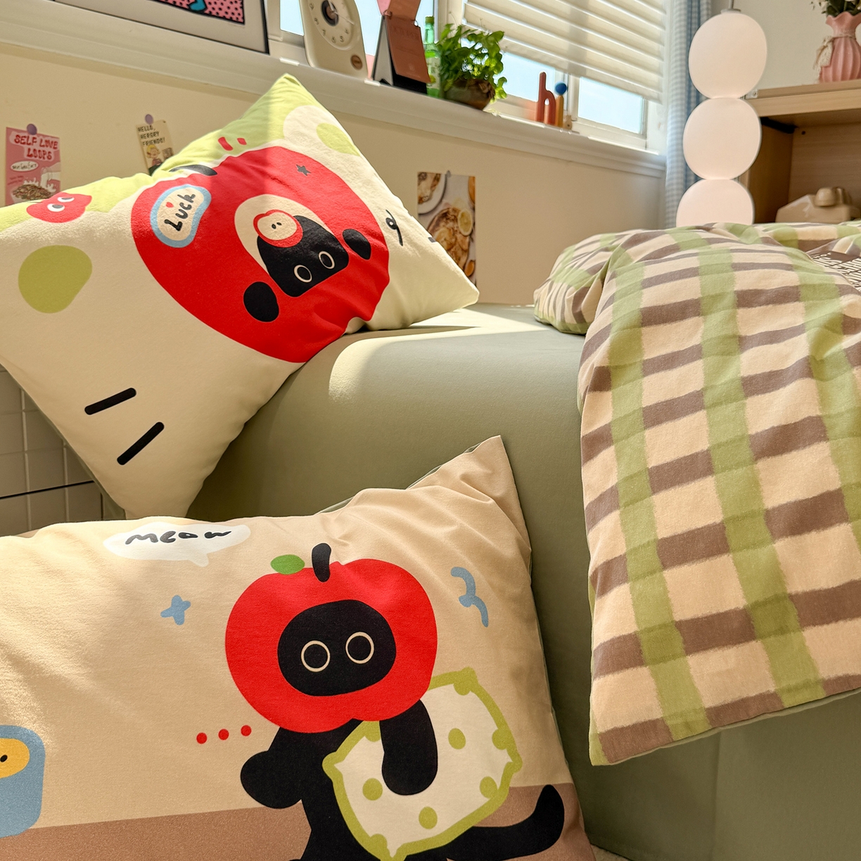 91家纺网 家纺一手货源 找家纺 珺柔家纺 2025新款数码印花枕套全棉磨毛毛巾绣卡通四件套 苹果小小猫