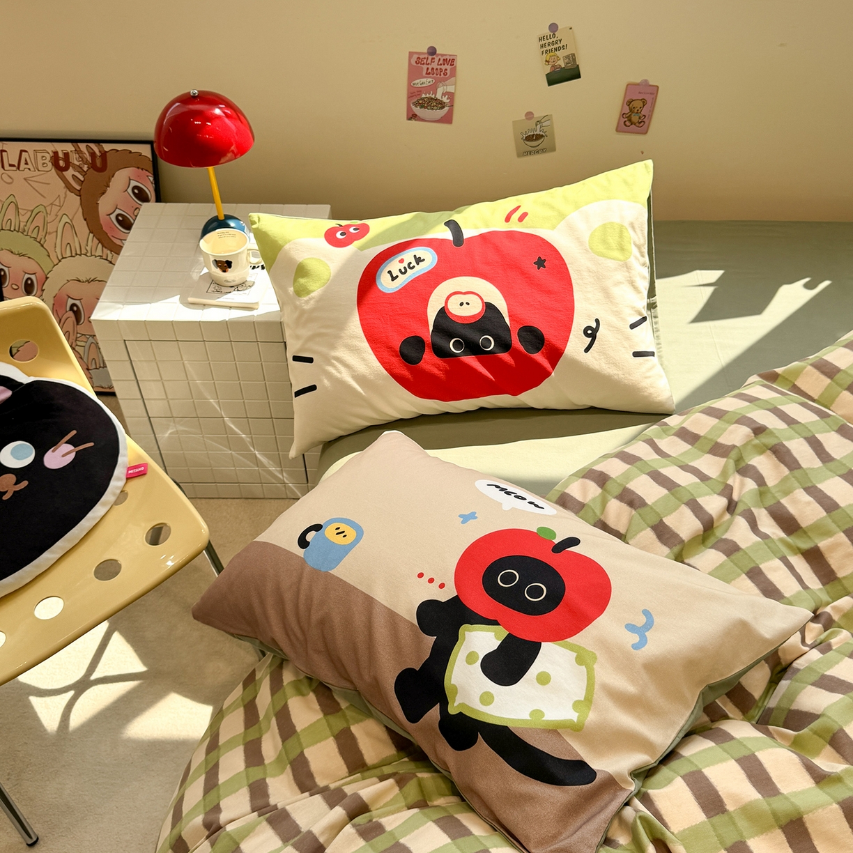 91家纺网 家纺一手货源 找家纺 珺柔家纺 2025新款数码印花枕套全棉磨毛毛巾绣卡通四件套 苹果小小猫