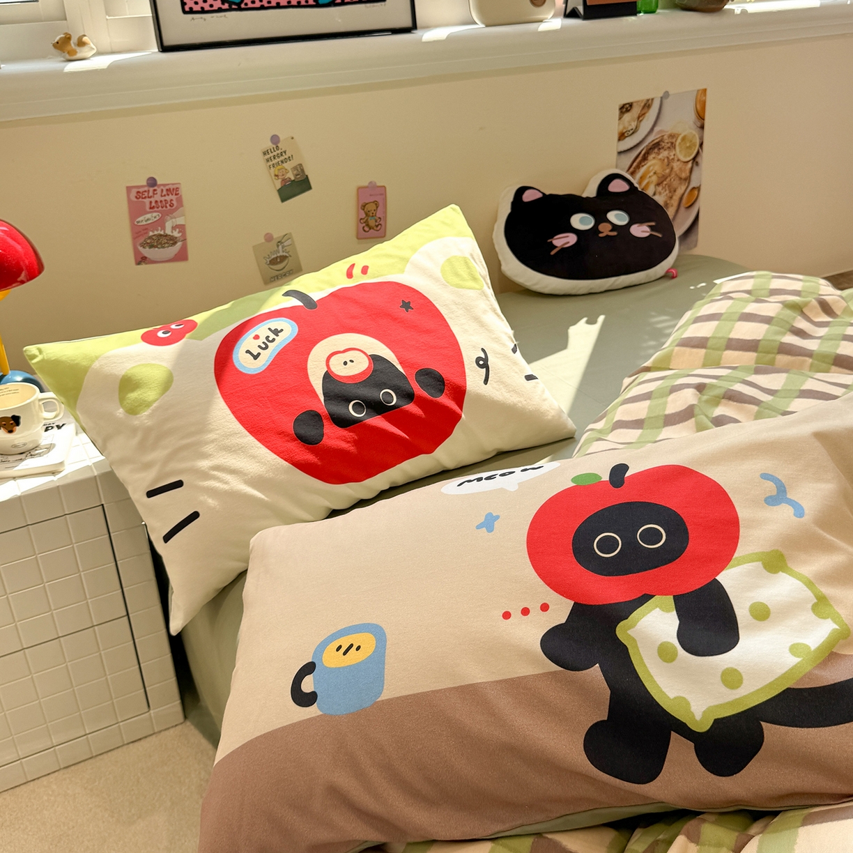 91家纺网 家纺一手货源 找家纺 珺柔家纺 2025新款数码印花枕套全棉磨毛毛巾绣卡通四件套 苹果小小猫
