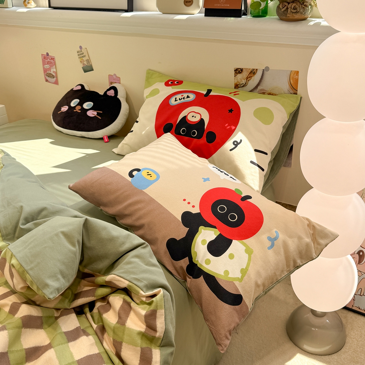 91家纺网 家纺一手货源 找家纺 珺柔家纺 2025新款数码印花枕套全棉磨毛毛巾绣卡通四件套 苹果小小猫