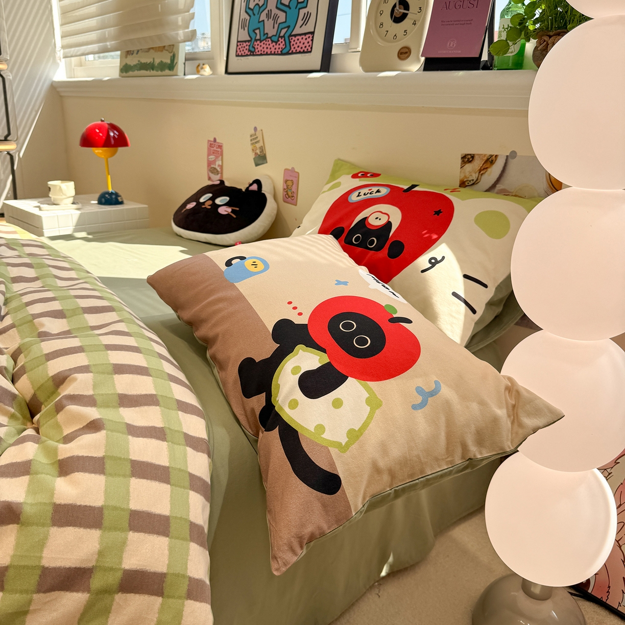 91家纺网 家纺一手货源 找家纺 珺柔家纺 2025新款数码印花枕套全棉磨毛毛巾绣卡通四件套 苹果小小猫