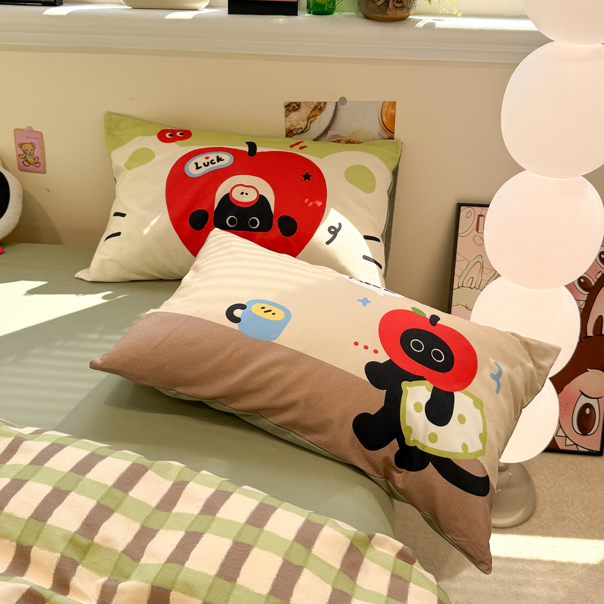 91家纺网 家纺一手货源 找家纺 珺柔家纺 2025新款数码印花枕套全棉磨毛毛巾绣卡通四件套 苹果小小猫