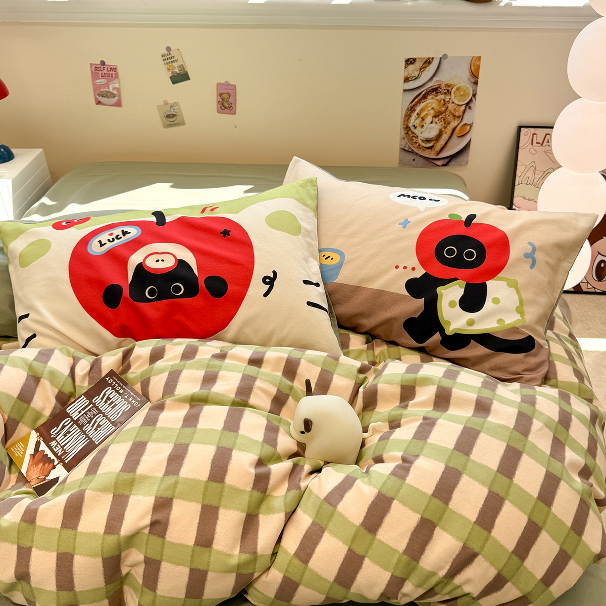 91家纺网 家纺一手货源 找家纺 珺柔家纺 2025新款数码印花枕套全棉磨毛毛巾绣卡通四件套 苹果小小猫