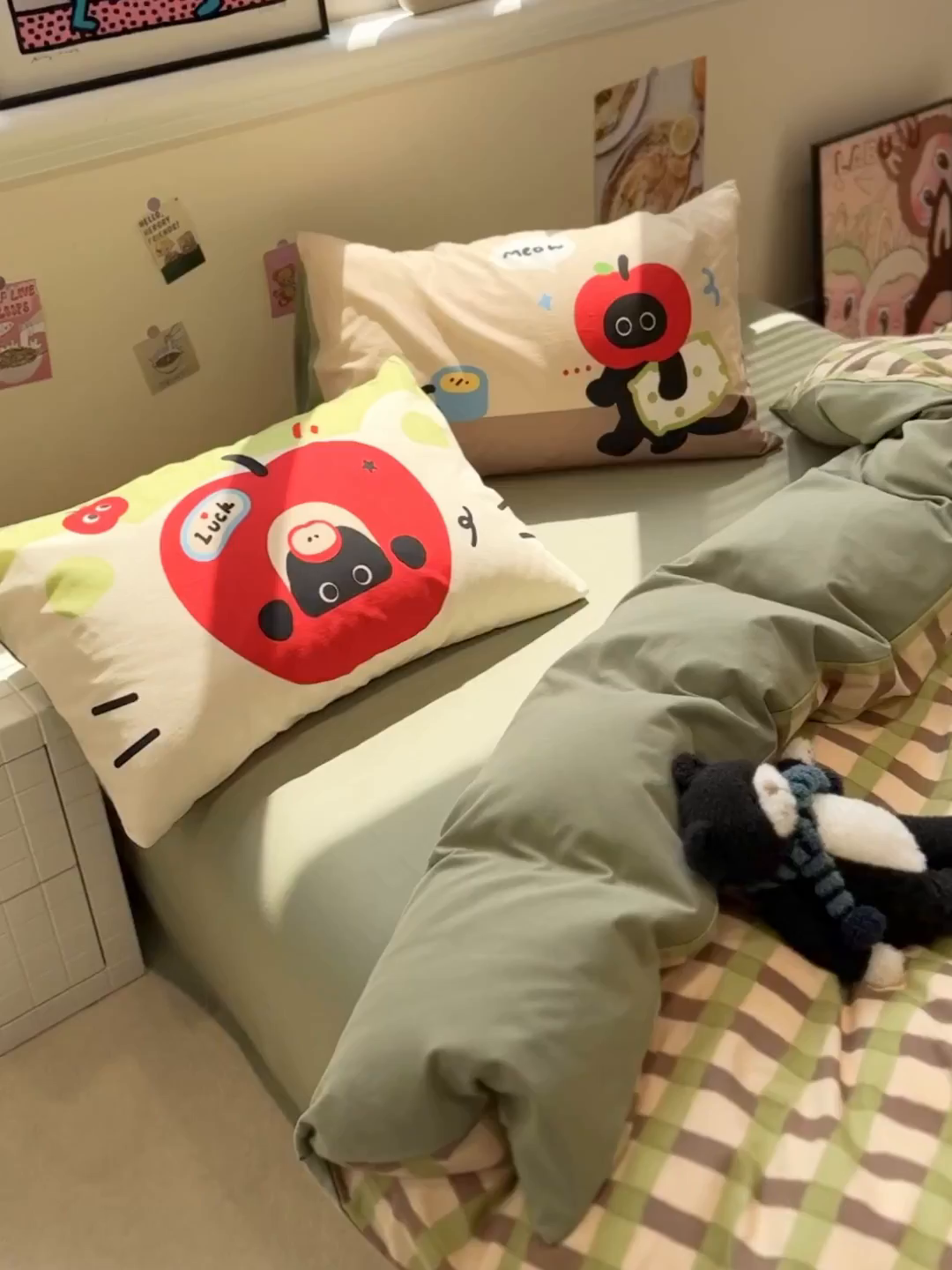 91家纺网 家纺一手货源 找家纺 珺柔家纺 2025新款数码印花枕套全棉磨毛毛巾绣卡通四件套 苹果小小猫