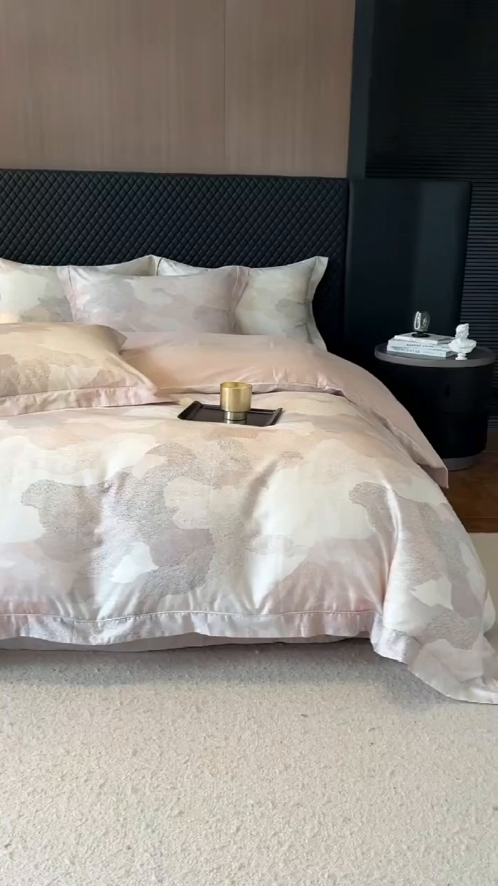 91家纺网 家纺一手货源 找家纺 梵克保罗 2025秋冬新款银丝提花加数码印花四件套 夏洛特-粉黛玉