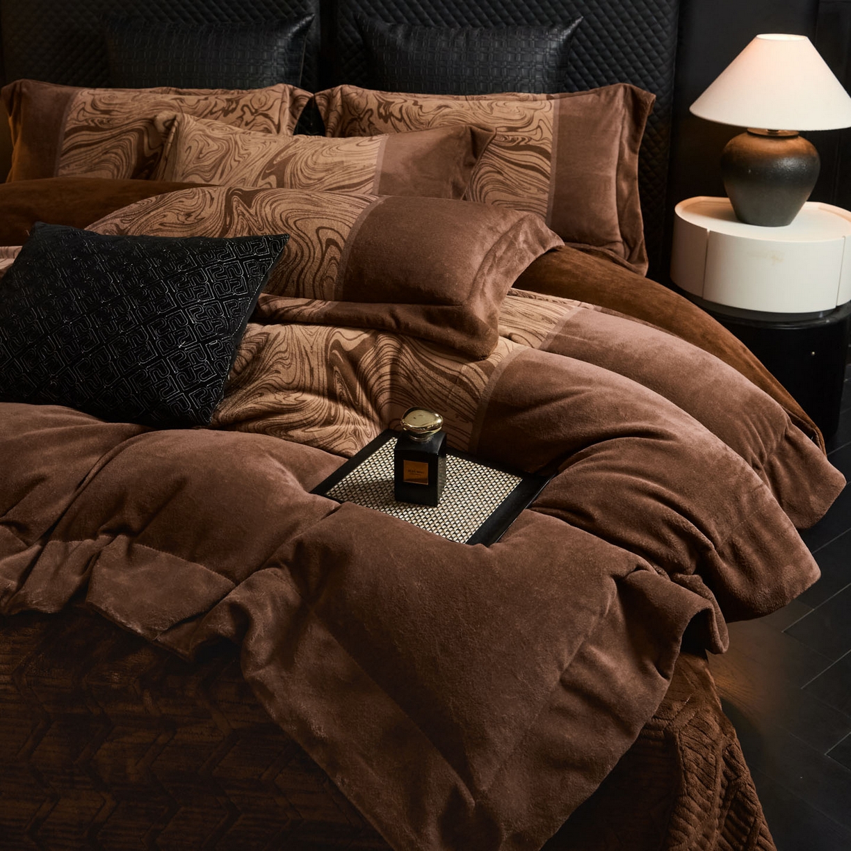 91家纺网 家纺一手货源 找家纺 （总）控价 2025新款 床盖款240克全消光数码印花牛奶绒四件套-云杉