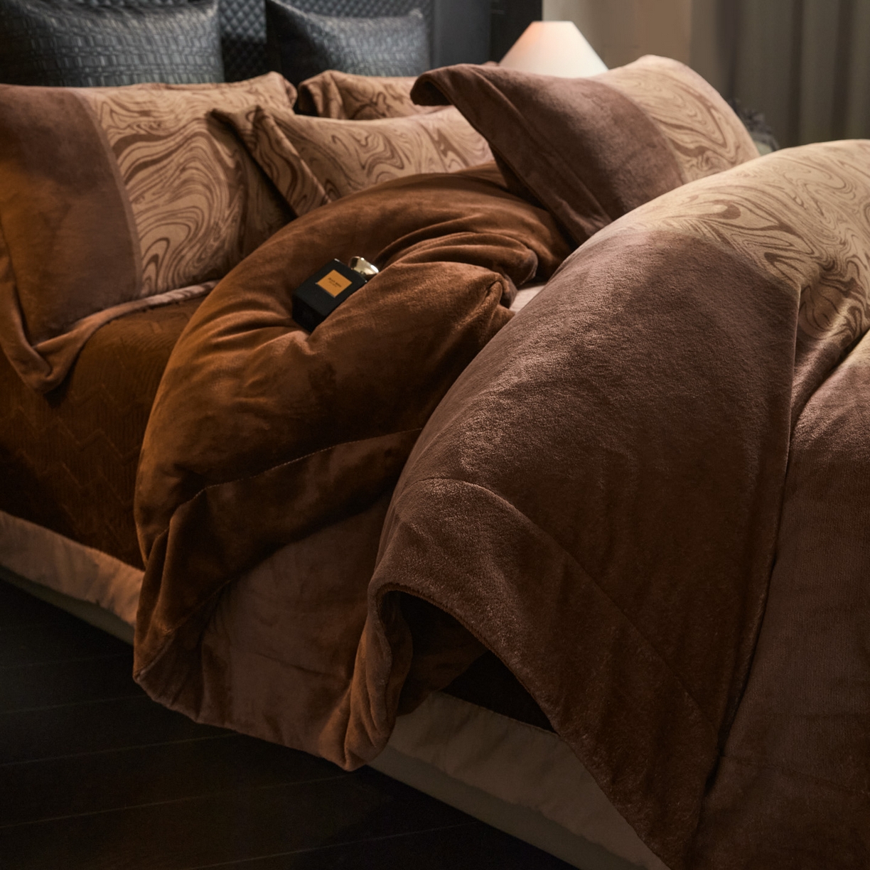 91家纺网 家纺一手货源 找家纺 （总）控价 2025新款 床盖款240克全消光数码印花牛奶绒四件套-云杉