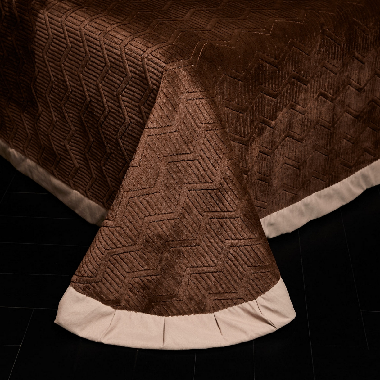 91家纺网 家纺一手货源 找家纺 （总）控价 2025新款 床盖款240克全消光数码印花牛奶绒四件套-云杉