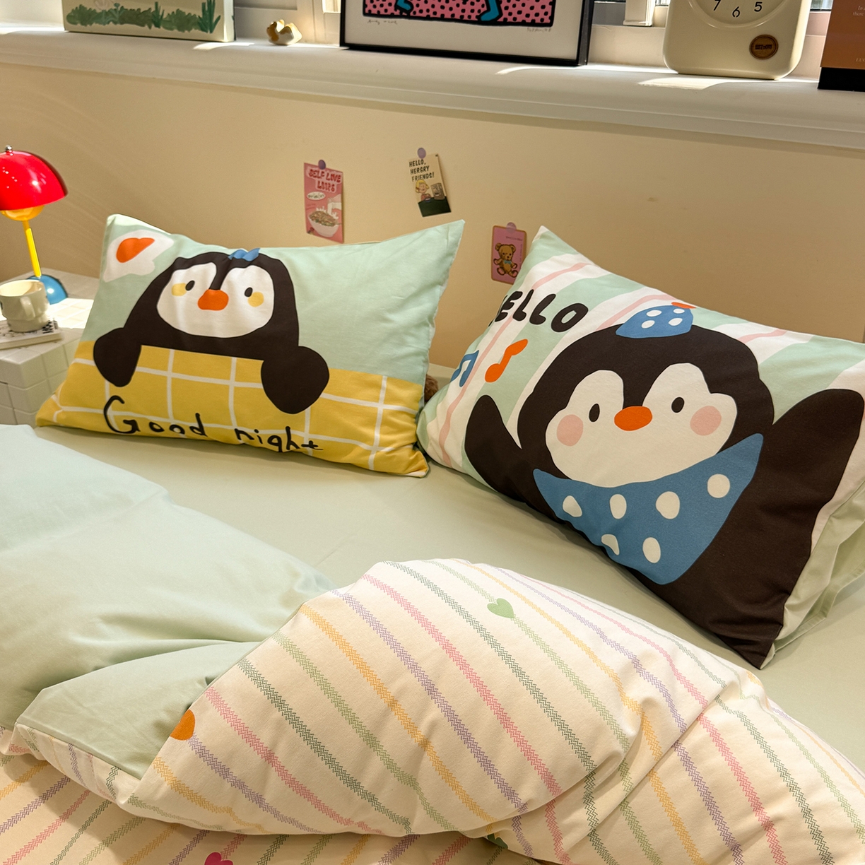 91家纺网 家纺一手货源 找家纺 珺柔家纺 2025新款数码印花枕套全棉磨毛毛巾绣卡通四件套 音乐企鹅