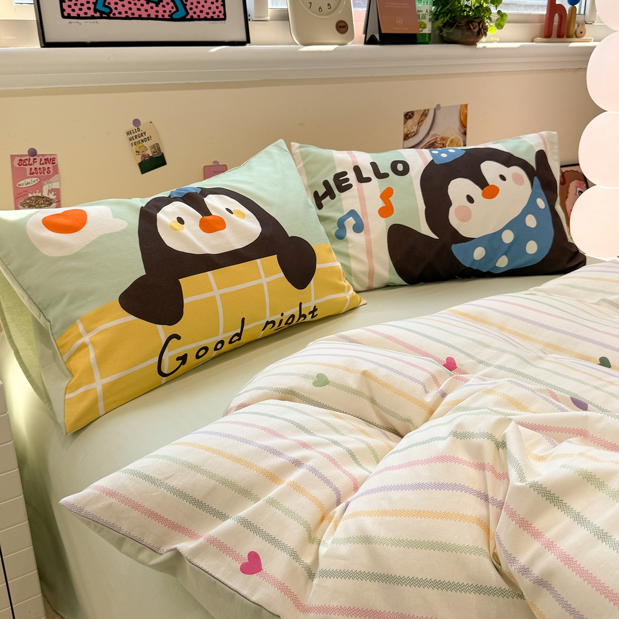 91家纺网 家纺一手货源 找家纺 珺柔家纺 2025新款数码印花枕套全棉磨毛毛巾绣卡通四件套 音乐企鹅