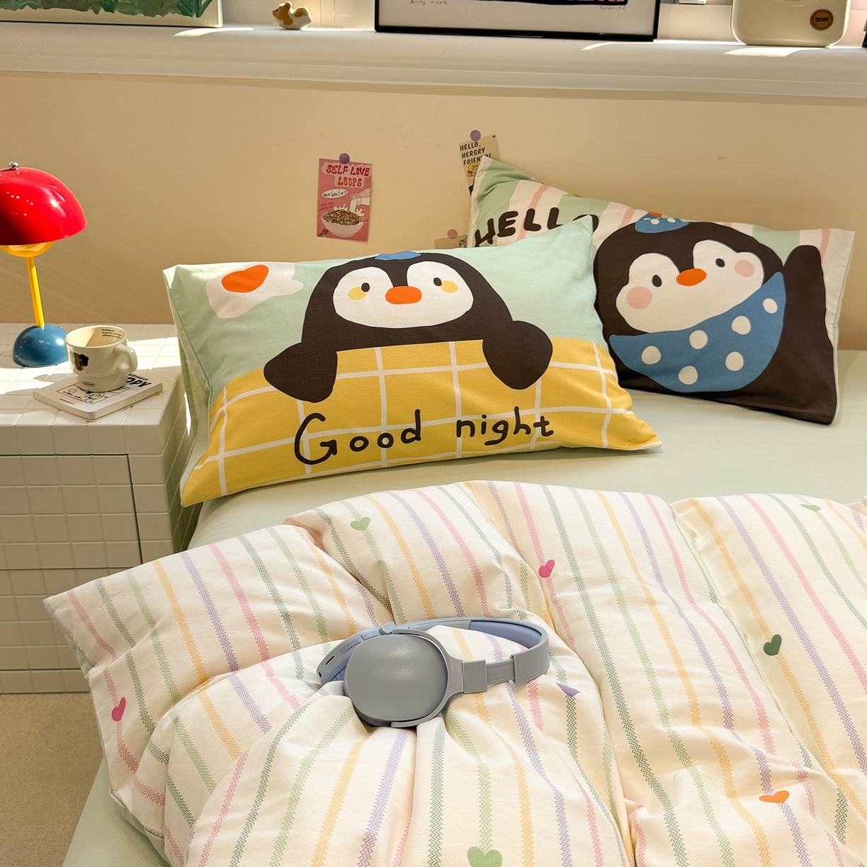 91家纺网 家纺一手货源 找家纺 珺柔家纺 2025新款数码印花枕套全棉磨毛毛巾绣卡通四件套 音乐企鹅