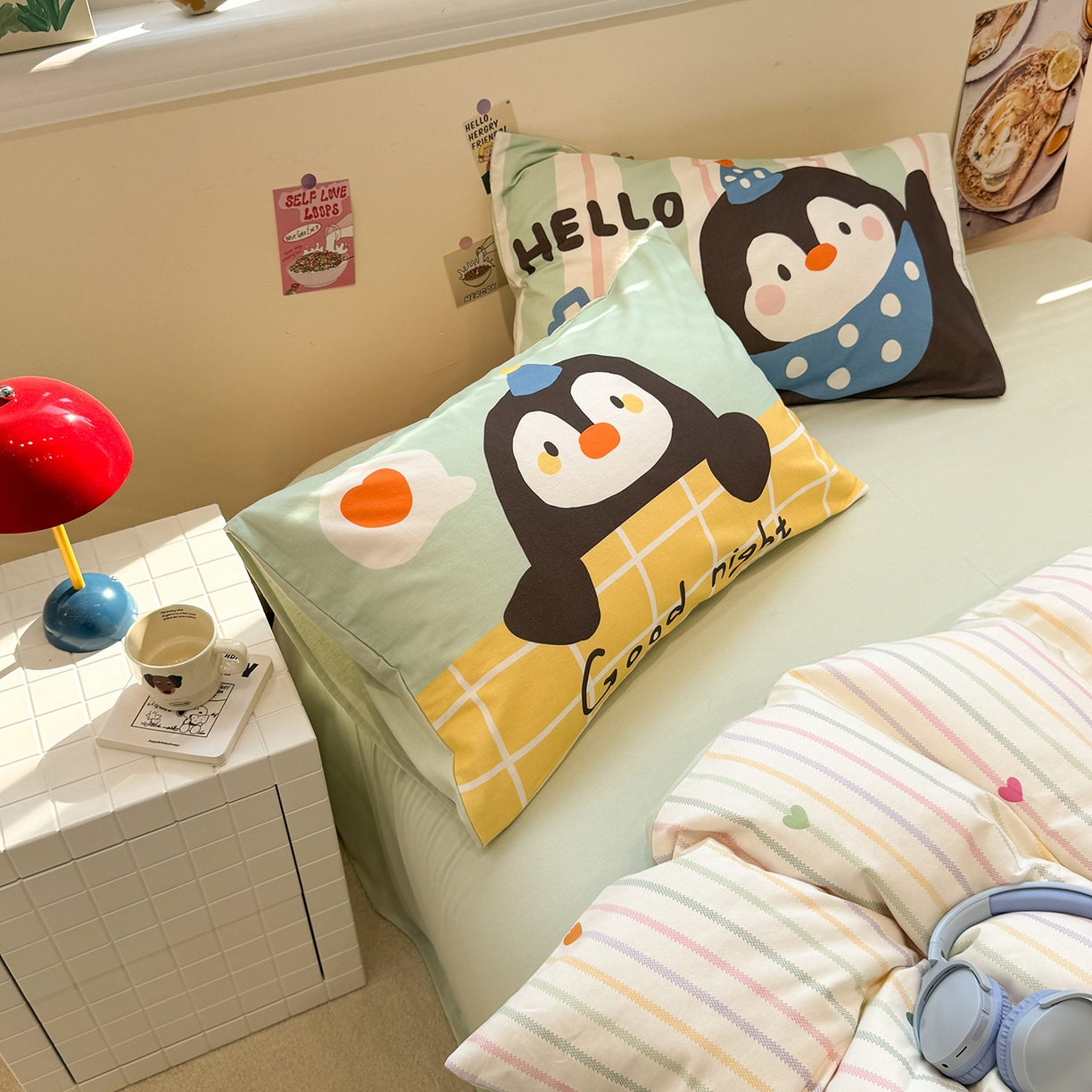 91家纺网 家纺一手货源 找家纺 珺柔家纺 2025新款数码印花枕套全棉磨毛毛巾绣卡通四件套 音乐企鹅