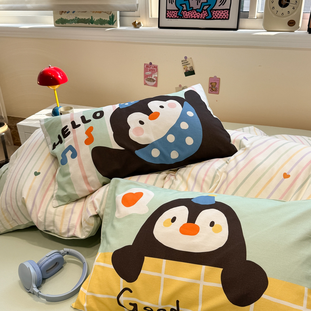 91家纺网 家纺一手货源 找家纺 珺柔家纺 2025新款数码印花枕套全棉磨毛毛巾绣卡通四件套 音乐企鹅