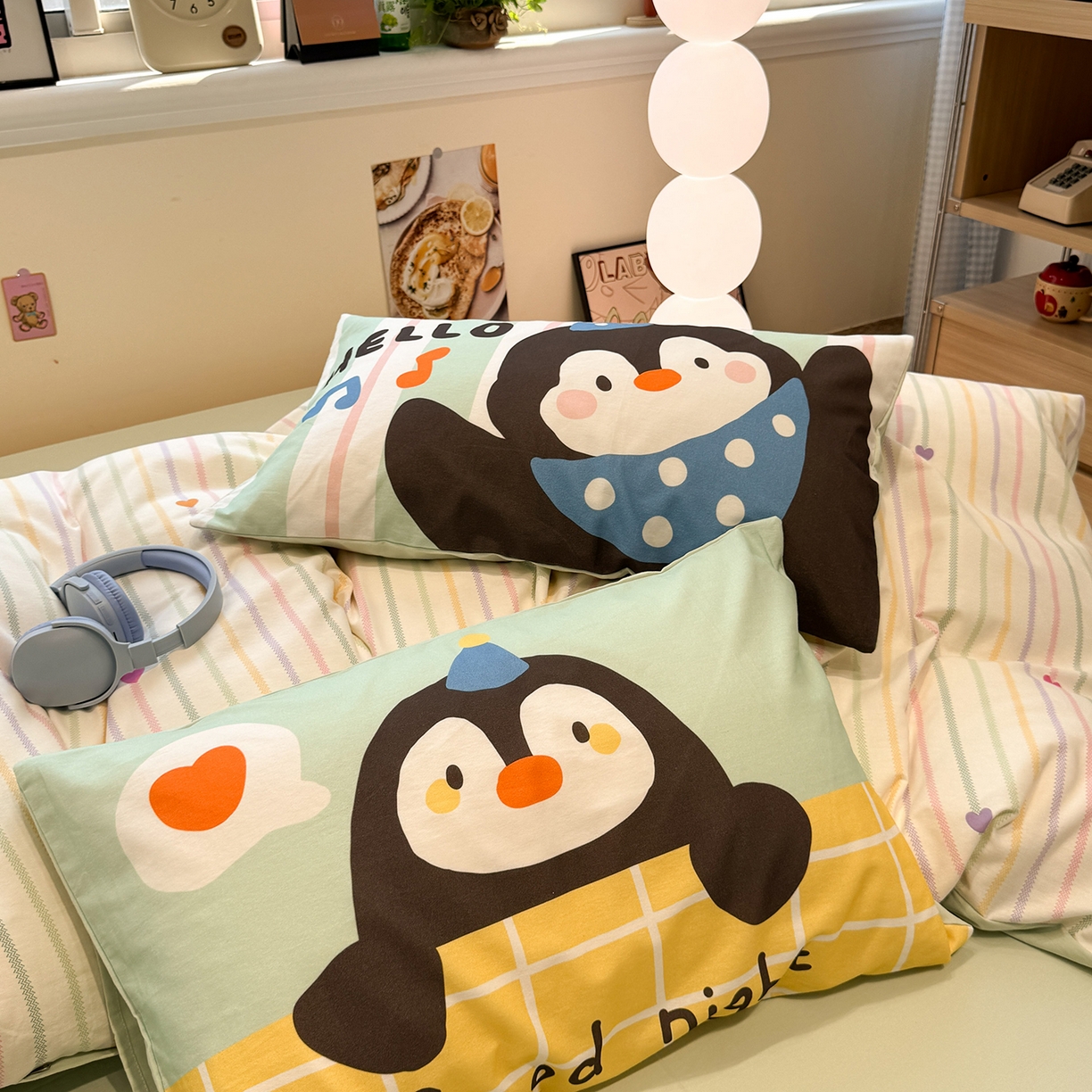 91家纺网 家纺一手货源 找家纺 珺柔家纺 2025新款数码印花枕套全棉磨毛毛巾绣卡通四件套 音乐企鹅