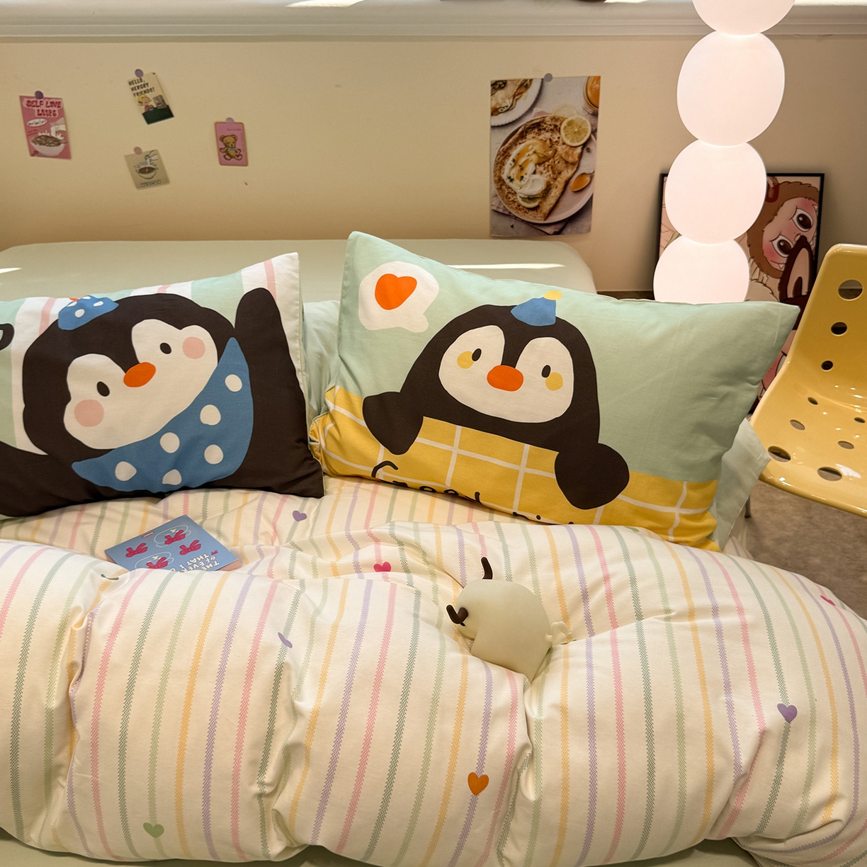 91家纺网 家纺一手货源 找家纺 珺柔家纺 2025新款数码印花枕套全棉磨毛毛巾绣卡通四件套 音乐企鹅