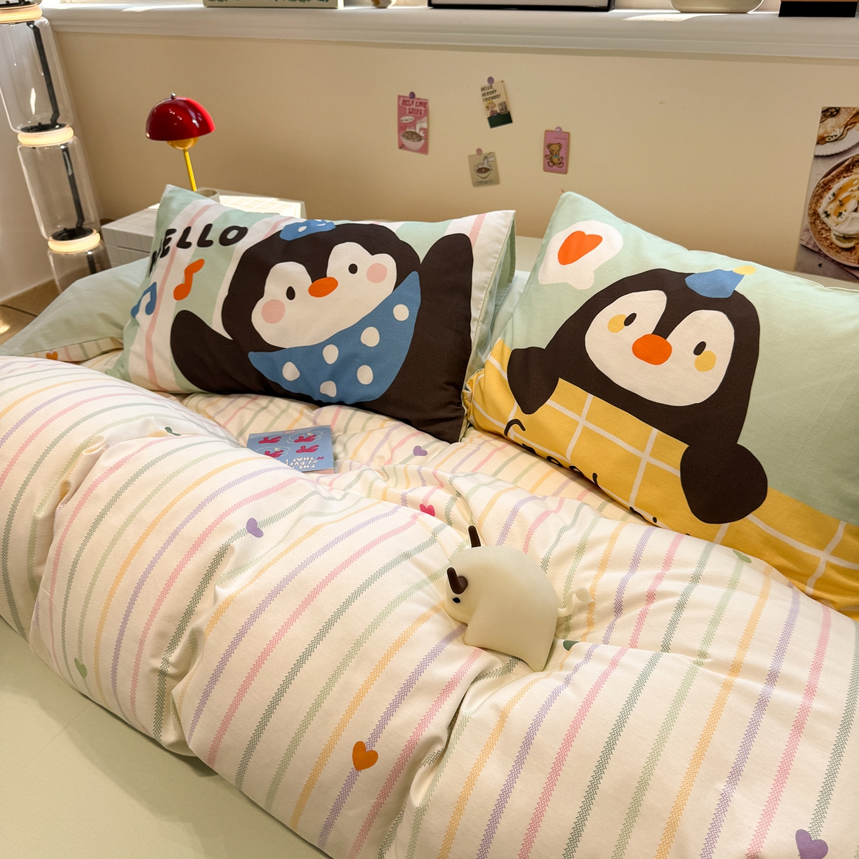 91家纺网 家纺一手货源 找家纺 珺柔家纺 2025新款数码印花枕套全棉磨毛毛巾绣卡通四件套 音乐企鹅