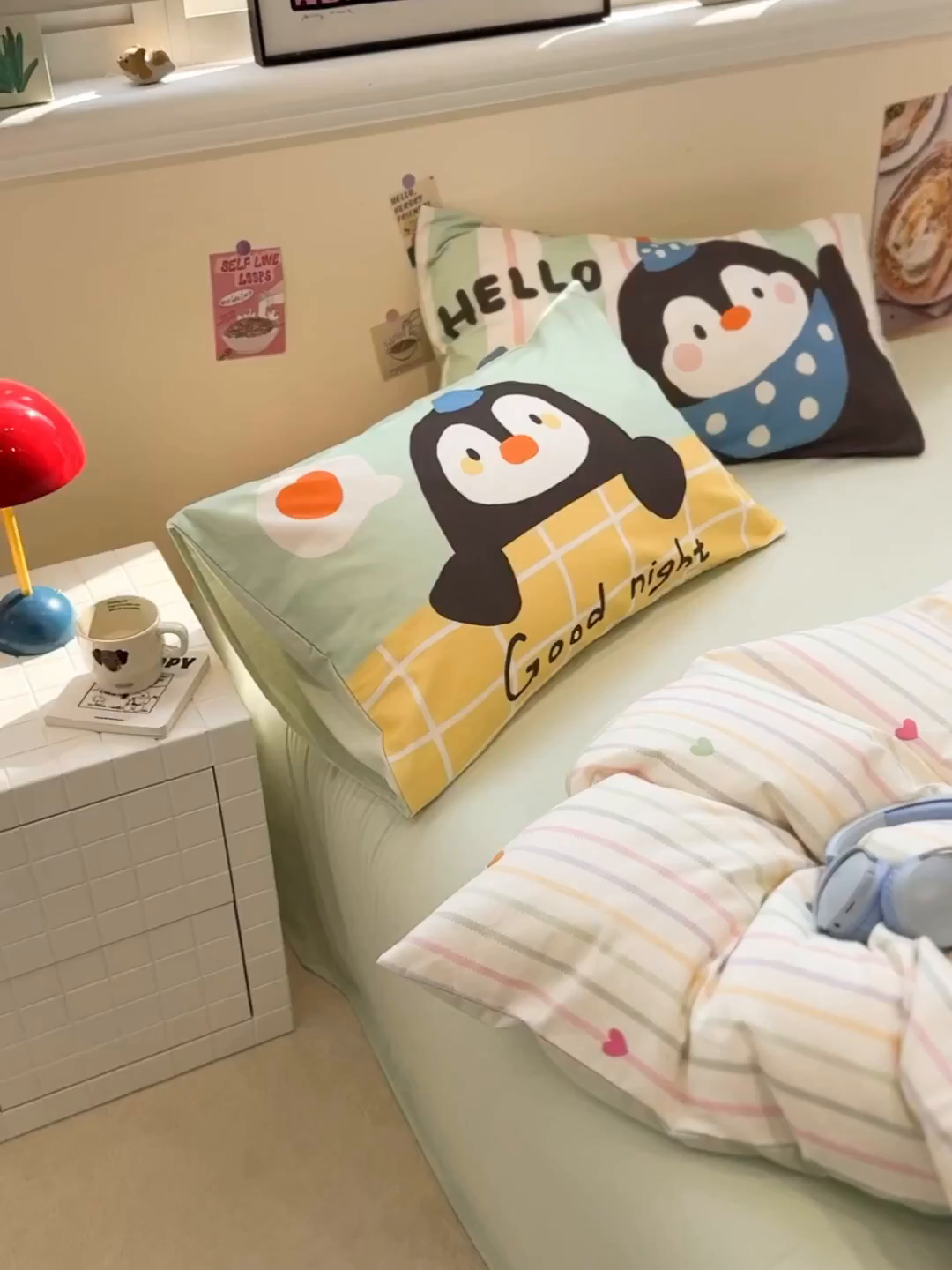 91家纺网 家纺一手货源 找家纺 珺柔家纺 2025新款数码印花枕套全棉磨毛毛巾绣卡通四件套 音乐企鹅