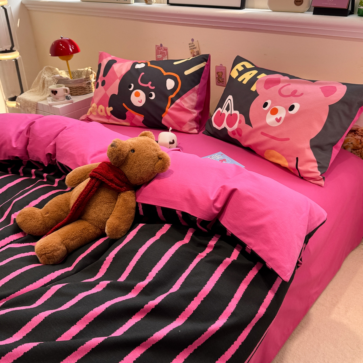 91家纺网 家纺一手货源 找家纺 珺柔家纺 2025新款数码印花枕套全棉磨毛毛巾绣卡通四件套 樱桃小熊